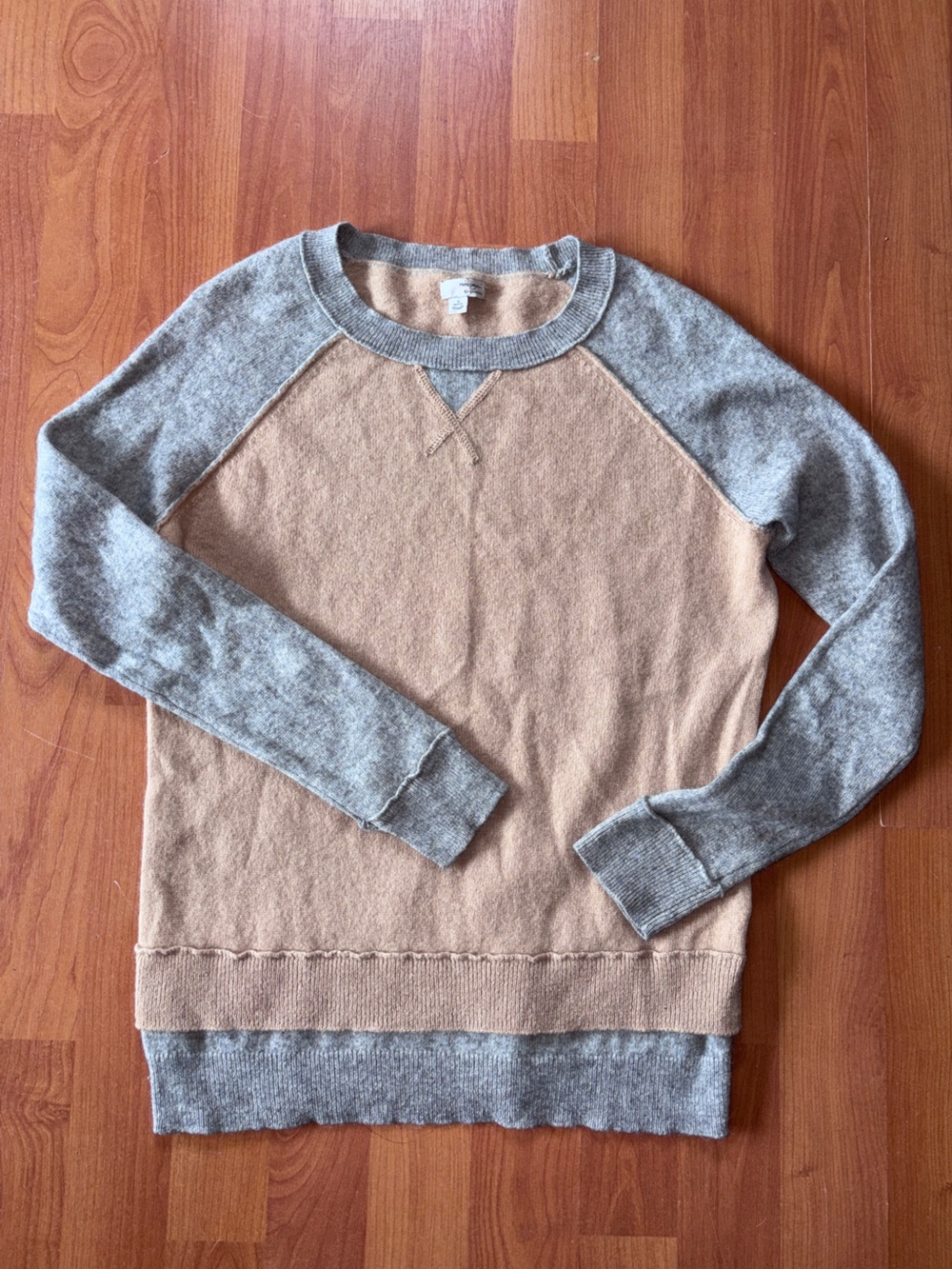 100% Cashmere Crewneck in Beige and Gray